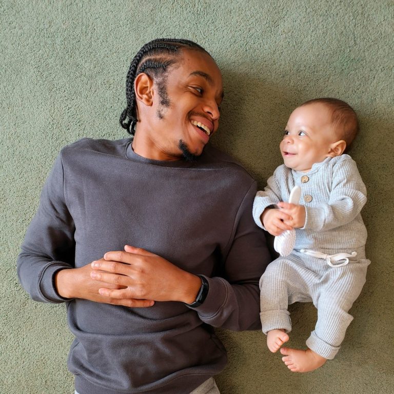 lächelnder Papa mit lächelndem Baby